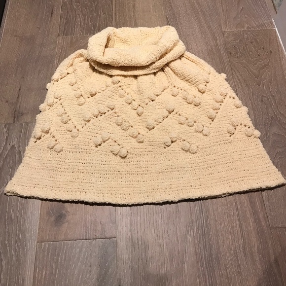 Handmade Ivory Wool Poncho - Picture 3 of 8